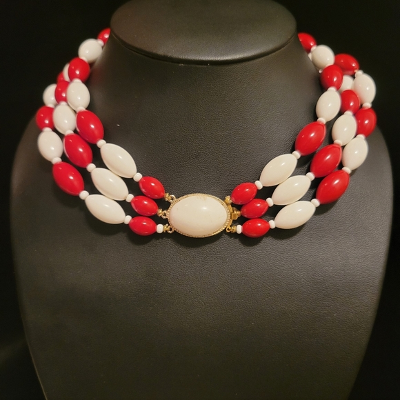 Vintage Red & White Beaded Necklace - Picture 5 of 6